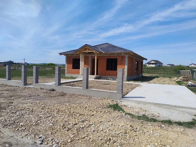 Casă cu 4 camere cu Teren 1000 Mp în Alparea