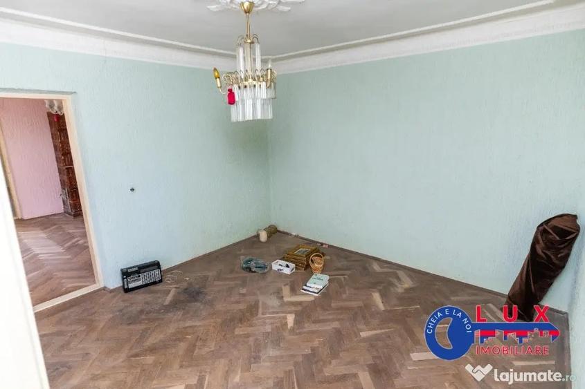 Casă cu 7 camere cu Teren 425 Mp în Păcii