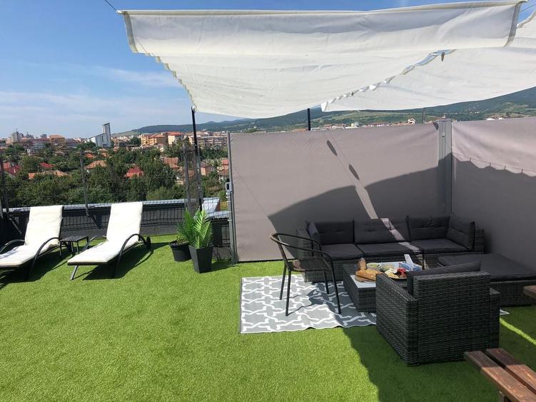 Penthouse cu 3 camere decomandat, mobilat în Central