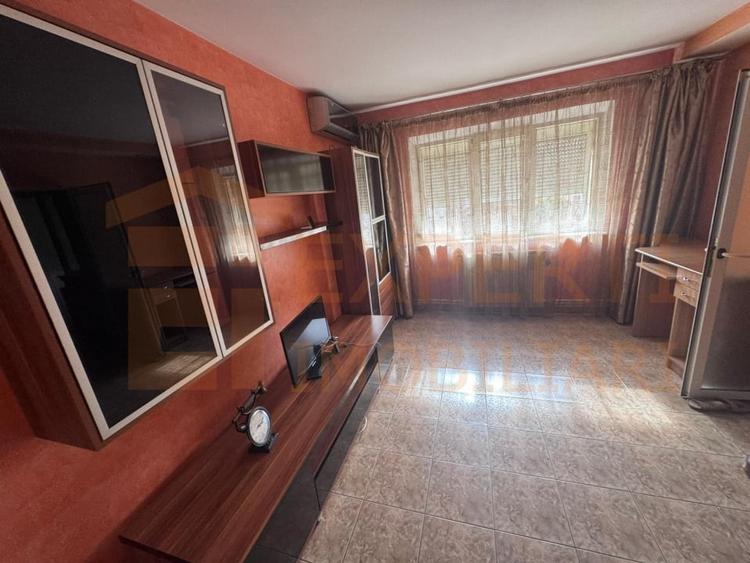 Apartament cu 3 camere semidecomandat, mobilat în Casa de Cultură