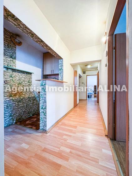 Apartament cu 4 camere decomandat în Decebal