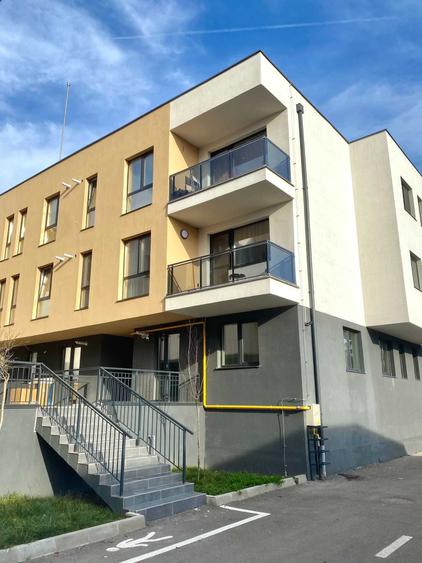 Apartament cu 3 camere semidecomandat în Florești
