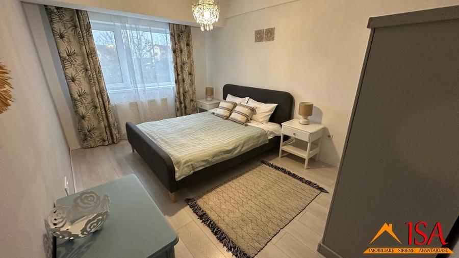 Apartament cu 3 camere decomandat, mobilat în Central