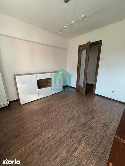 Apartament cu 3 camere decomandat în Astra
