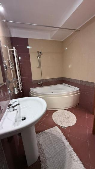 Apartament cu 3 camere semidecomandat în Herăstrău