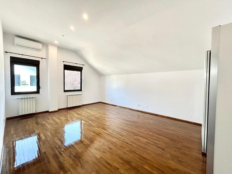 Casă individuală cu 7 camere cu Piscina în Iancu Nicolae