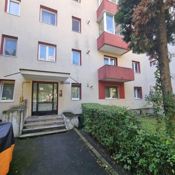 Apartament cu 3 camere semidecomandat în Florilor