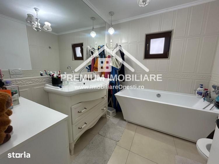 Casă cu 8 camere cu Teren 2680 Mp în Mănăstirea Cașin