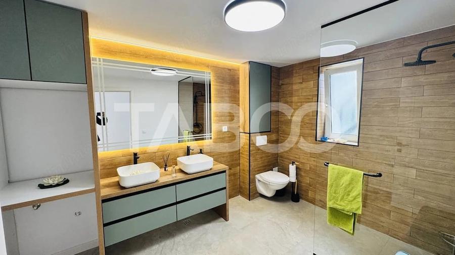 Casă cu 7 camere cu Teren 810 Mp în Central