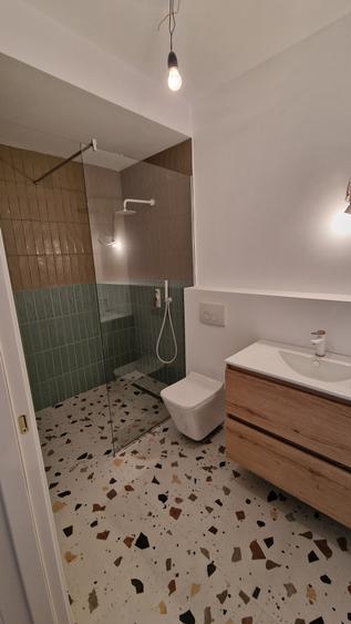 Apartament cu 10 camere decomandat în Mihai Bravu