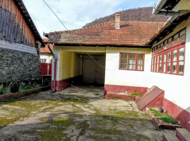 Casă cu 4 camere cu Teren 1697 Mp în Central
