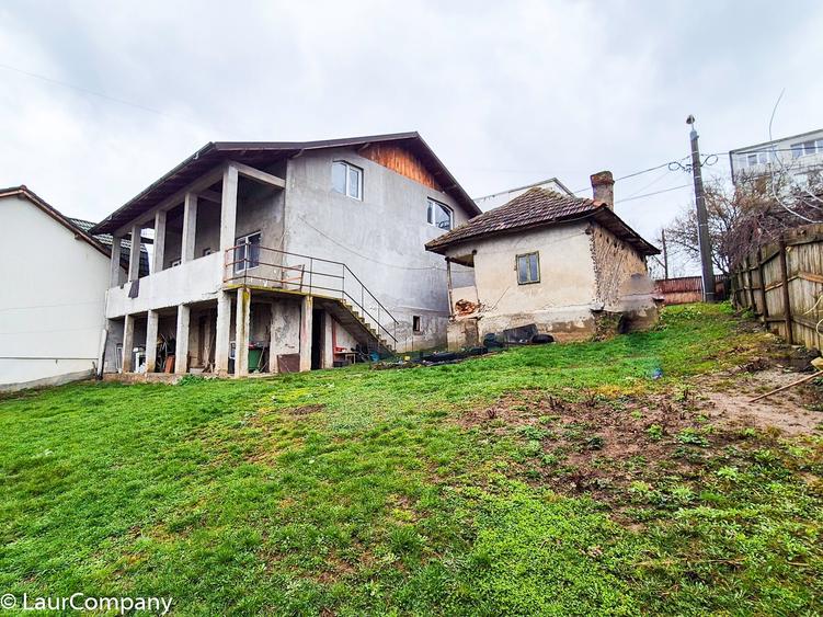 Casă individuală cu 10 camere cu Canalizare în Găvana