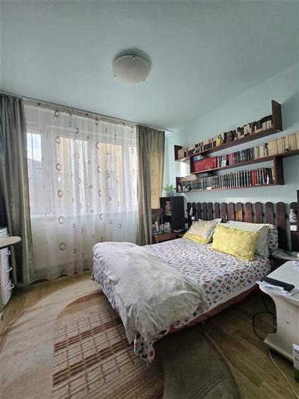 Apartament cu 3 camere semidecomandat în Teiul Doamnei