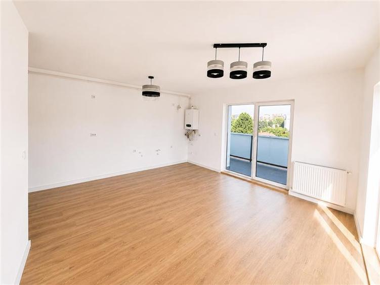 Apartament cu 4 camere semidecomandat, mobilat în Dâmbul Rotund