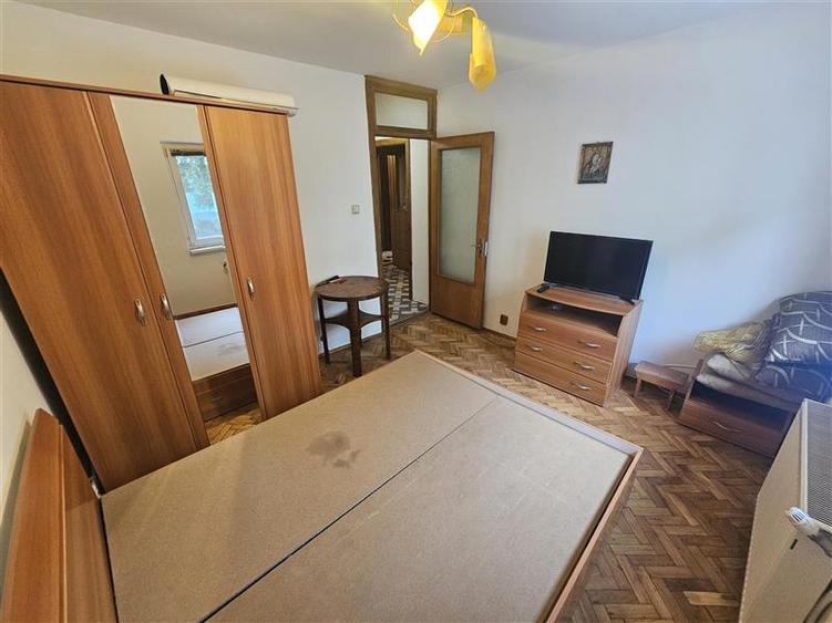 Apartament cu 3 camere decomandat, mobilat în Micro IV
