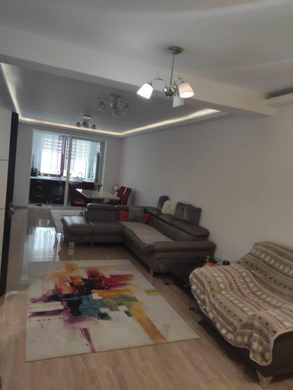 Apartament cu 3 camere decomandat în Tractorul
