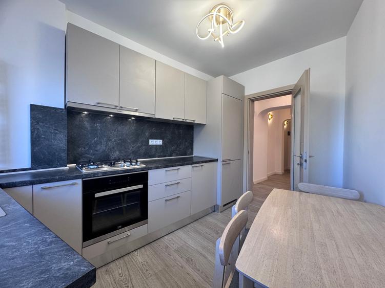 Apartament cu 4 camere decomandat în Iancului