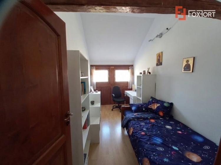 Casă individuală cu 8 camere cu Teren 225 Mp în Ghiroda