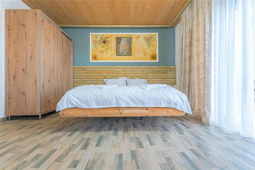 Casă individuală cu 8 camere cu Teren 1100 Mp în Bran