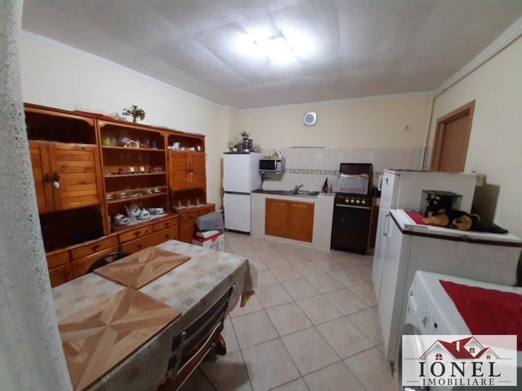 Casă individuală cu 9 camere cu Canalizare în Central