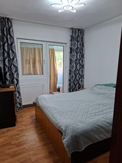 Apartament cu 3 camere decomandat în Petros