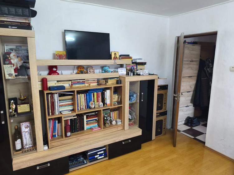 Apartament cu 2 camere semidecomandat în Berceni