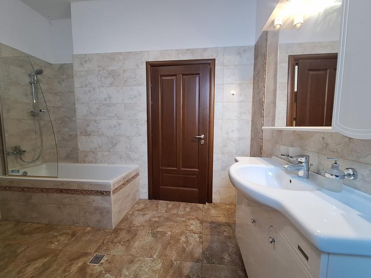 Apartament cu 3 camere decomandat, mobilat în Lipovei