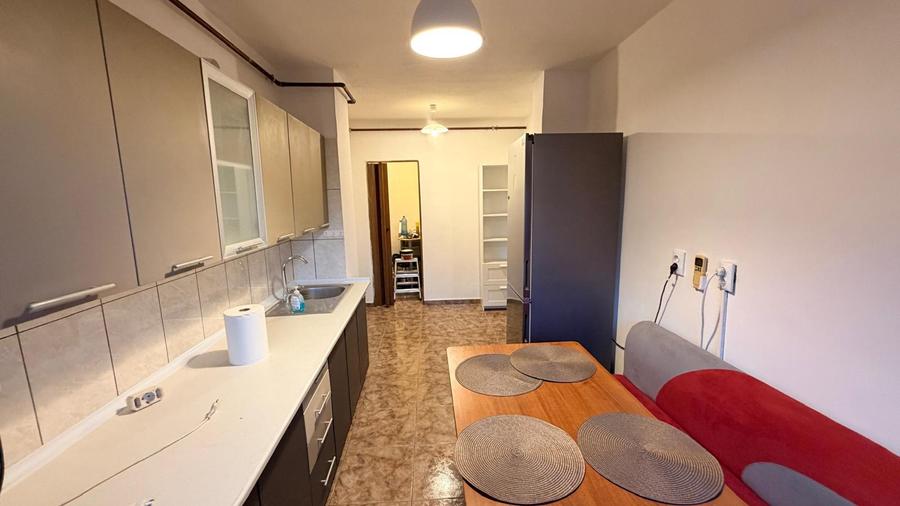 Apartament cu 4 camere semidecomandat în Timpuri Noi