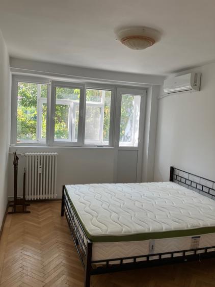 Apartament cu 3 camere semidecomandat în Ștefan cel Mare