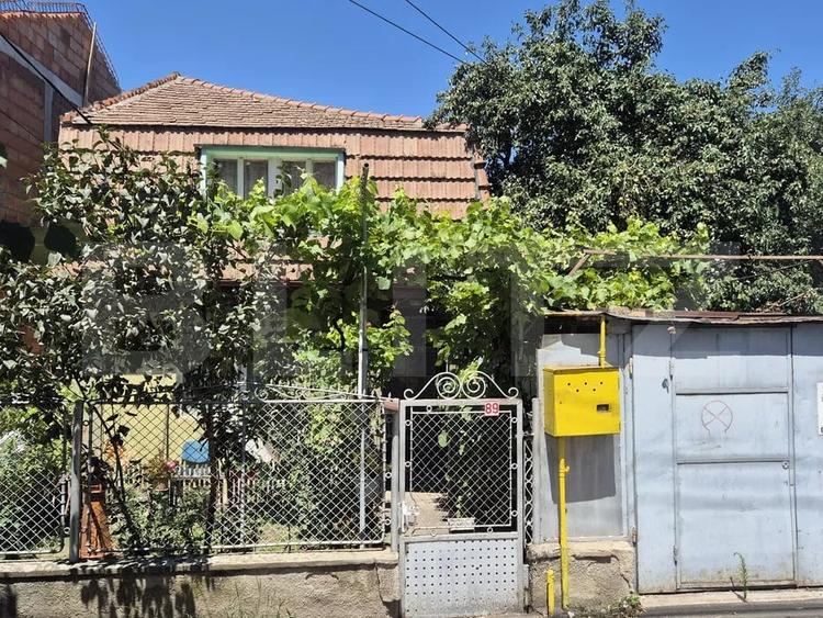 Casă individuală cu 8 camere cu Canalizare în Dorobanților