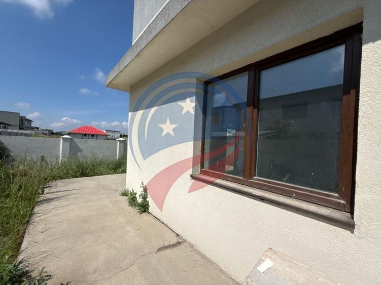 Casă individuală cu 5 camere cu Canalizare în Preajba