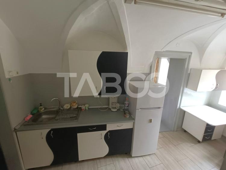 Apartament cu 3 camere semidecomandat, mobilat în Orașul de Jos