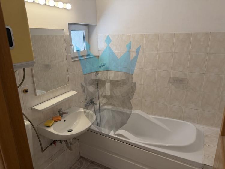 Apartament cu 3 camere semidecomandat, mobilat în P-ța Romană