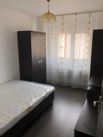 Apartament cu 4 camere decomandat în Tineretului