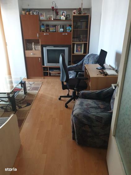 Apartament cu 3 camere decomandat în Astra