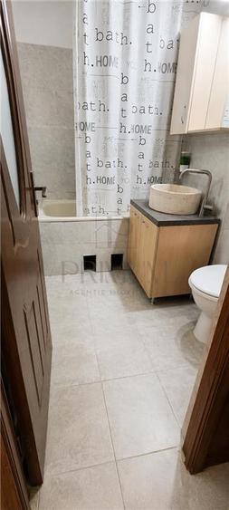 Apartament cu 3 camere decomandat în Girocului