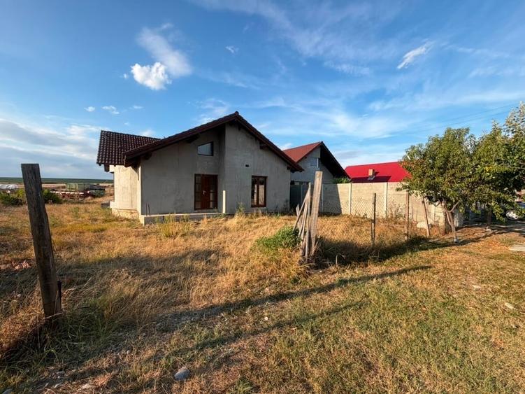 Casă individuală cu 3 camere cu Teren 930 Mp în Central