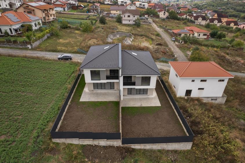 Duplex cu 7 camere cu Canalizare în Chinteni