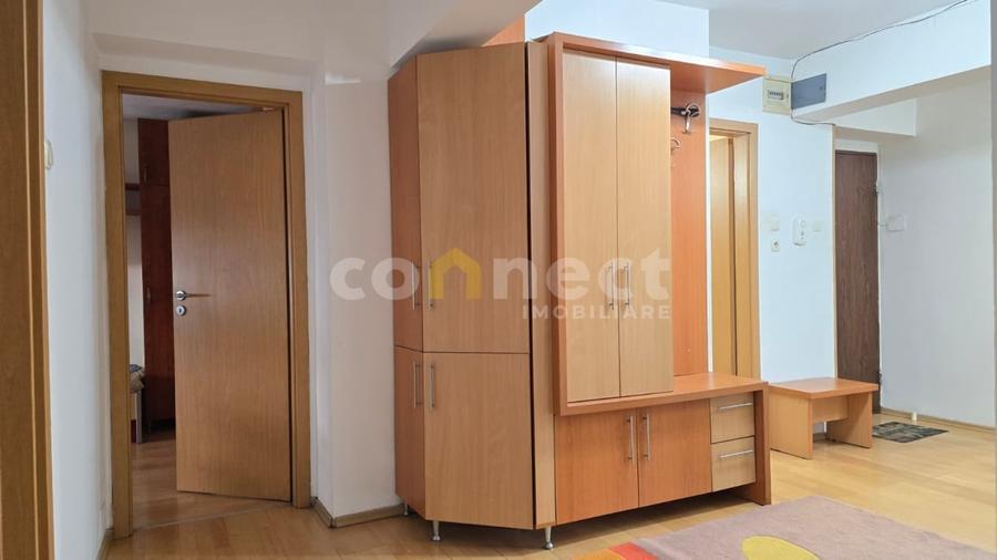Apartament cu 4 camere decomandat, mobilat în Central