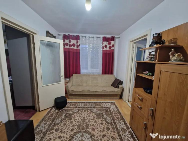 Apartament cu 2 camere semidecomandat, mobilat în Decebal
