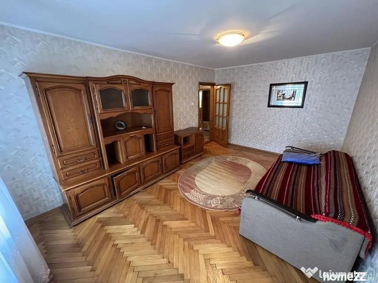 Apartament cu 3 camere decomandat în Casa de Cultură