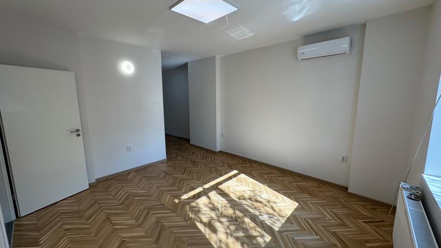 Casă individuală cu 9 camere cu Garaj în Cantemir