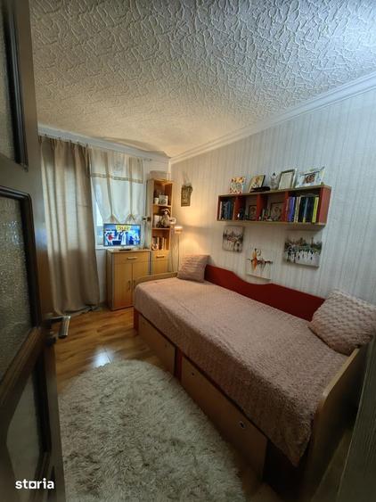 Apartament cu 4 camere decomandat, mobilat în Central