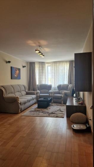 Apartament cu 3 camere semidecomandat, mobilat în Central