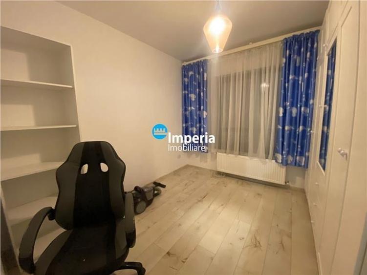 Apartament cu 3 camere decomandat în Podul de Fier