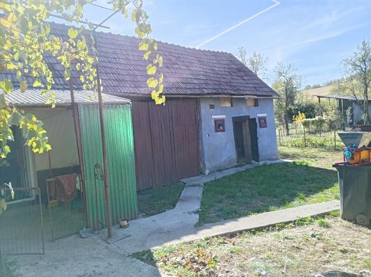 Casă cu 2 camere cu Teren 1369 Mp în Diviciorii Mici