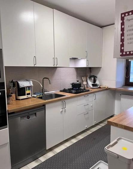 Apartament cu 4 camere decomandat în Noua