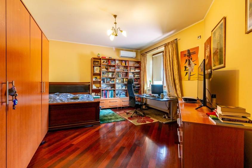 Casă individuală cu 7 camere cu Teren 3249 Mp în Central
