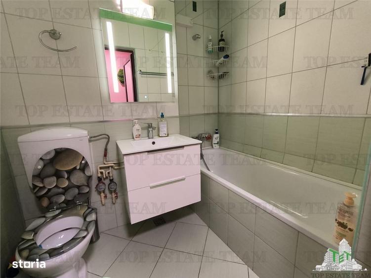 Apartament cu 3 camere semidecomandat în Giulești