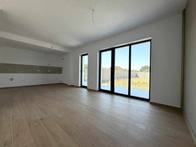 Duplex cu 4 camere cu Canalizare în Covaci